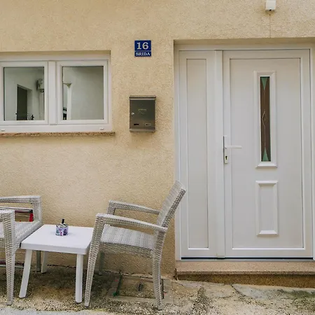 Apartment Center With Free Private Parking